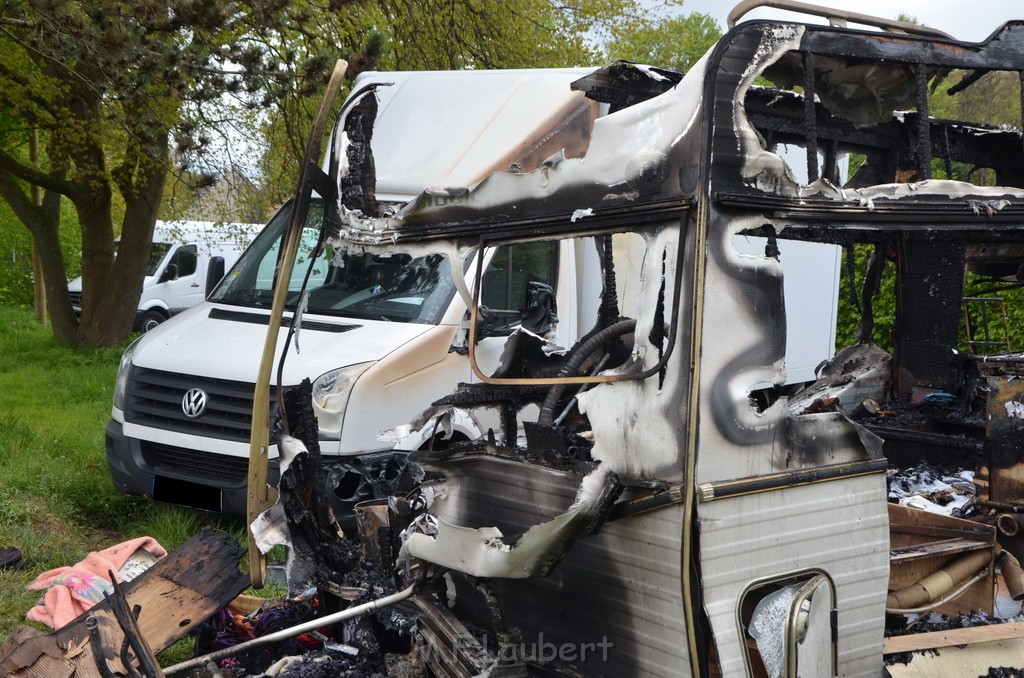 Wohnmobil ausgebrannt Koeln Porz Linder Mauspfad P004.JPG - Miklos Laubert